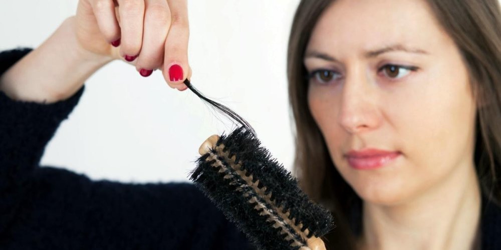 От чего происходит выпадение волос